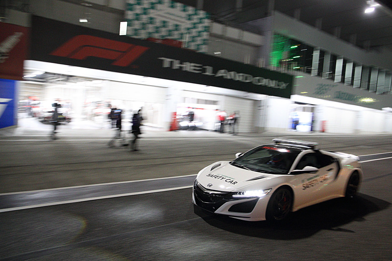 ヘッドライトを点灯させ、来場者がスティックライトを振る幻想的な雰囲気で耐久マシンが走行を披露