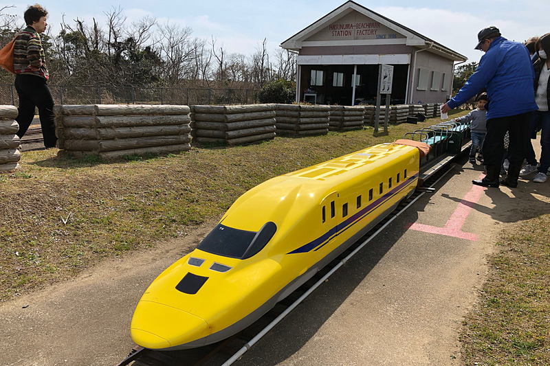 現れた瞬間、大人たちからも歓声が上がった、ミニミニのドクターイエロー！　大人も子供も1名410円で、走行距離2.1km、約20分の旅が楽しめます。オープンエアなので、ぽかぽか陽気の日には気持ちよくて眠ってしまう子供もいるんだとか（笑）