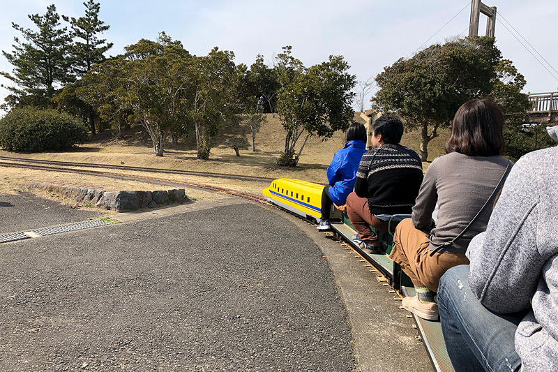 乗車風景はこんな感じです。走り出してわりとすぐに通過するトンネルは、ちょっとドキドキ。坂道でもけっこう力強く走って行きます