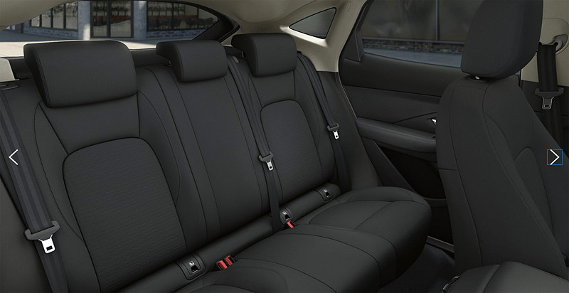 E-PACE コネクテッドのインテリア。「スマートセッティング」「Wi-Fiホットスポット」「ナビゲーションプロ」といったコネクティビティ機能のほか、ドライバー支援システムも充実