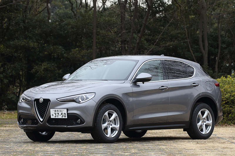 「ステルヴィオ 2.2 TURBO DIESEL Q4」。ボディサイズは4690×1905×1680mm（全長×全幅×全高）、ホイールベースは2820mm。車両重量は1820kg。ボディカラーは「ストロンボリ グレー」