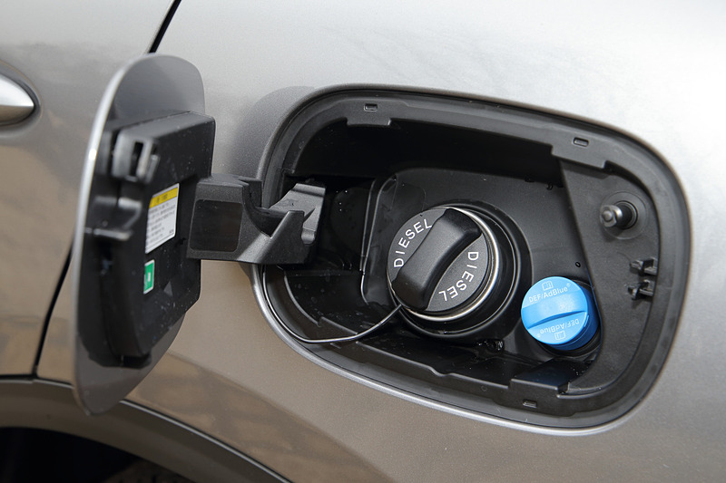 排出ガスの後処理に使う「AdBlue」は燃料の給油口横から補充する