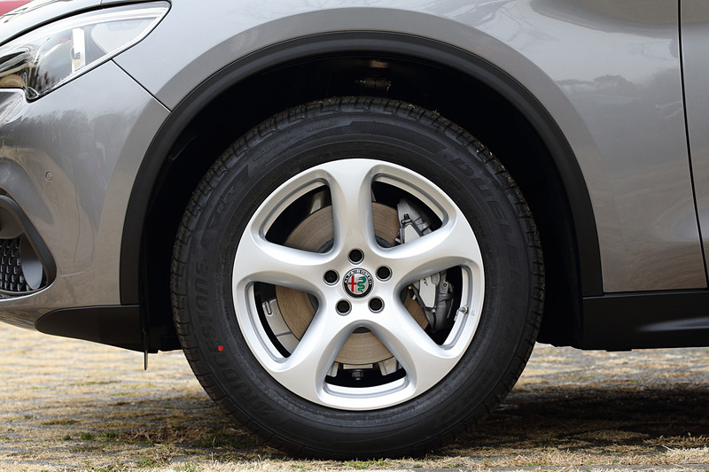 タイヤはランフラット仕様のブリヂストン「デューラー H/P SPORT」で、サイズは235/60 R18 103V