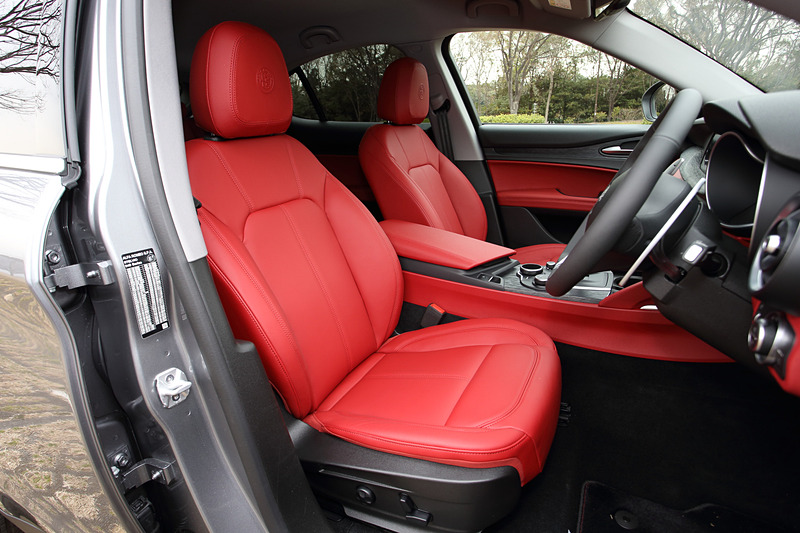 シート表皮は「スタンダードレザー」で、写真のレッド/レッドステッチングのほか、ブラック/ダークグレーステッチングを用意。ボディカラーごとに標準設定が定められており、逆のカラーをオプション選択することも可能