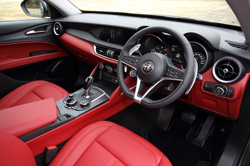 大型2眼式のメーターパネルやレザーステアリング、大型のパドルシフトレバーなどを採用。スピードメーターは260km/hスケール