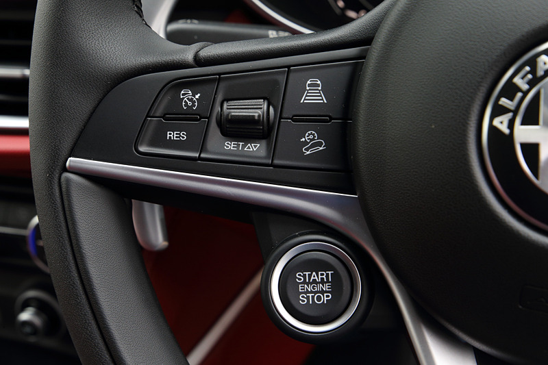 ステアリングでは左側スポークにアダプティブクルーズコントロールやヒルディセントコントロールの操作スイッチとエンジンスタートボタンをレイアウト