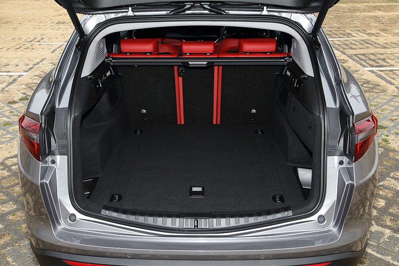 ラゲッジスペース容量は525L。4：2：4分割可倒式のリアシートを全車で採用する