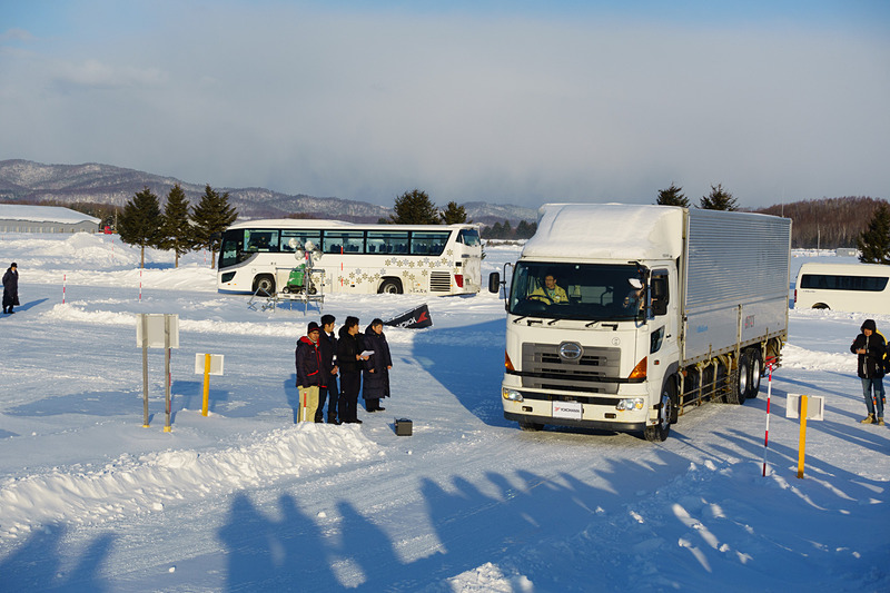 10％勾配を上るトラック