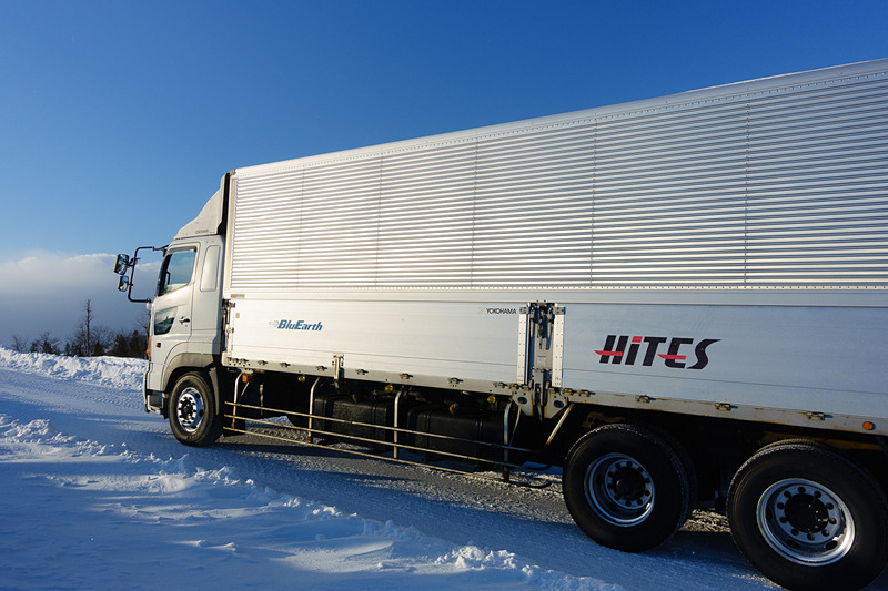 10％勾配を上るトラック