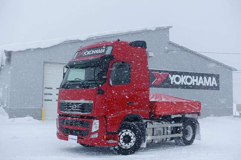 スラローム走行をしたトレーラーヘッド。テストのために横浜ゴムが購入したもの