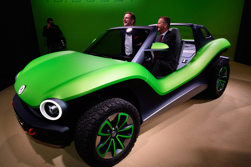 フォルクスワーゲングループ CEO ヘルベルト・ディース氏（手前）とともに「フォルクスワーゲングループナイト」に登壇した、e.GOのギュンター・シュー CEO（Prof. Dr. Günther Schuh）