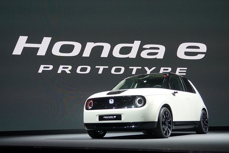 新型EV（電気自動車）のプロトタイプ「Honda e」