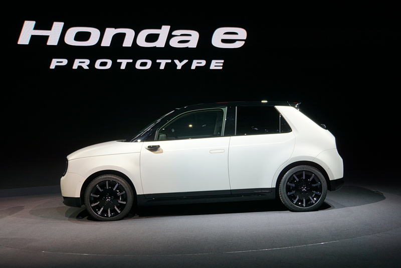 EV走行距離はWLTPモードで200km以上。ドアミラーの役割を果たす「サイドカメラミラーシステム」を採用した