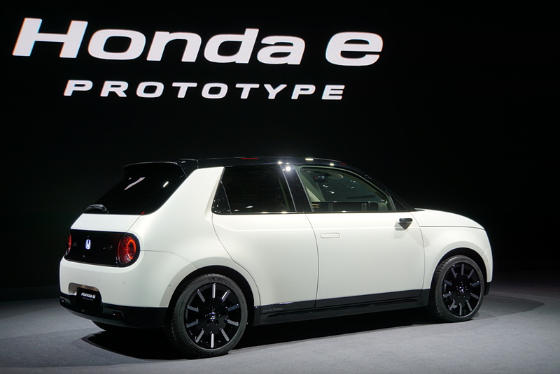 EV走行距離はWLTPモードで200km以上。ドアミラーの役割を果たす「サイドカメラミラーシステム」を採用した