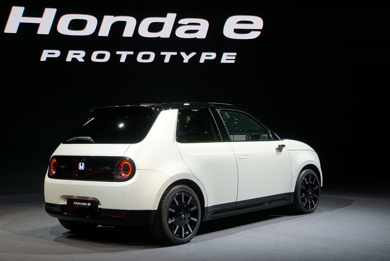 EV走行距離はWLTPモードで200km以上。ドアミラーの役割を果たす「サイドカメラミラーシステム」を採用した