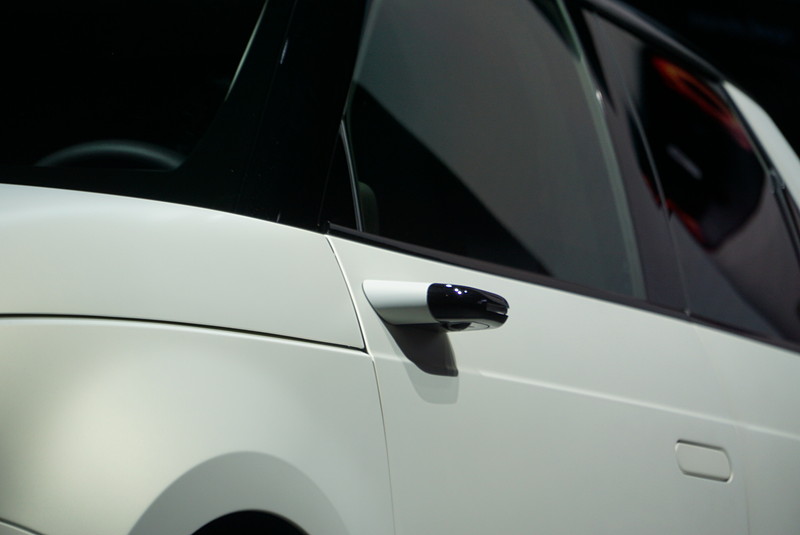 EV走行距離はWLTPモードで200km以上。ドアミラーの役割を果たす「サイドカメラミラーシステム」を採用した