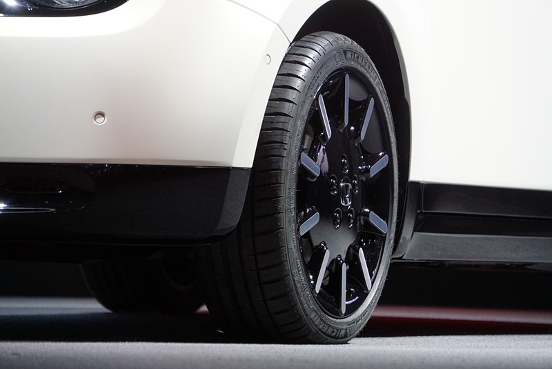 EV走行距離はWLTPモードで200km以上。ドアミラーの役割を果たす「サイドカメラミラーシステム」を採用した