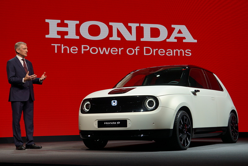 EV走行距離はWLTPモードで200km以上。ドアミラーの役割を果たす「サイドカメラミラーシステム」を採用した