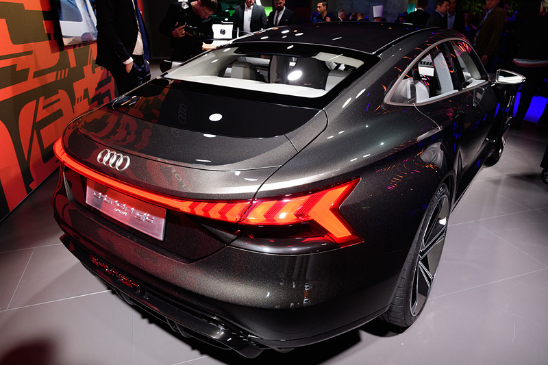 e-tronというとSUVイメージが強かったが、e-tron GT コンセプトは速さを感じるデザイン