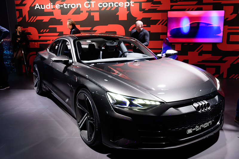 e-tronというとSUVイメージが強かったが、e-tron GT コンセプトは速さを感じるデザイン