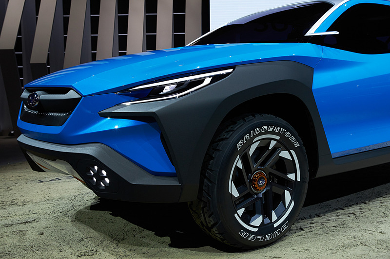 大胆なルーフやプロテクターで強靱さと軽快さを、ホイールからオールテレーンタイヤに繋がるホワイトのアクセントでフィールドギアの機械的な印象を表現