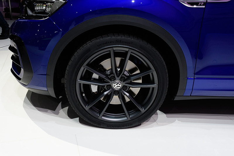 各部もデザインテイストにあふれている。「ラピスブルーメタリック」も美しい