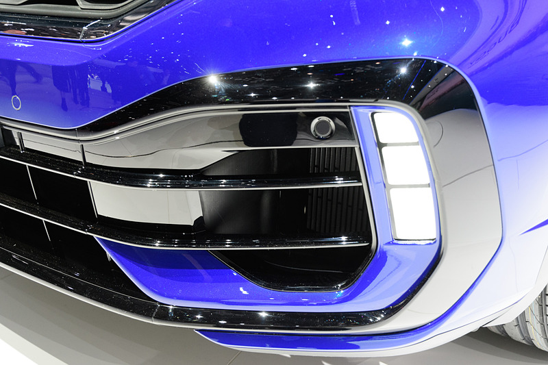 各部もデザインテイストにあふれている。「ラピスブルーメタリック」も美しい