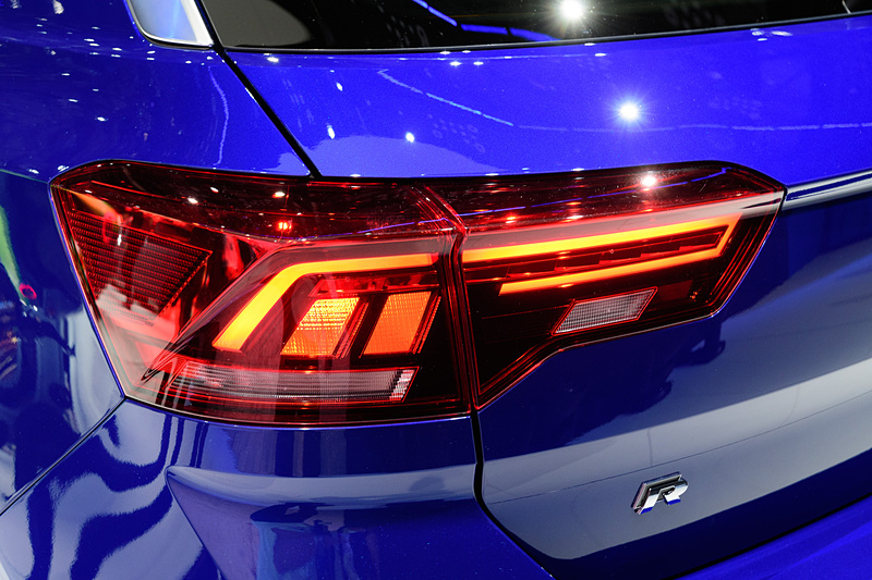 各部もデザインテイストにあふれている。「ラピスブルーメタリック」も美しい