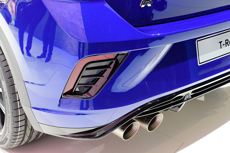 各部もデザインテイストにあふれている。「ラピスブルーメタリック」も美しい