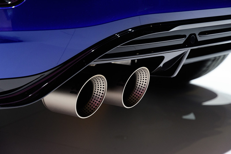 T-Roc R専用アクラポヴィッチ製の“R”パフォーマンスチタンエキゾーストシステム