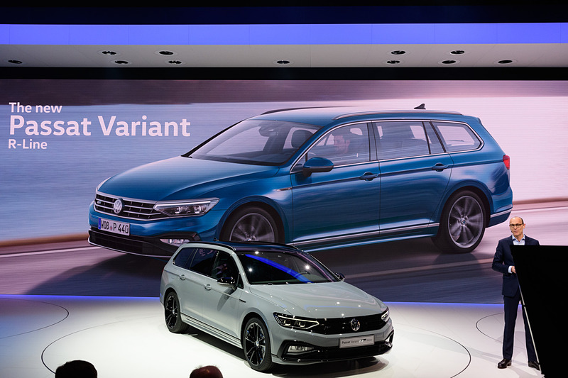 パサートを紹介する、フォルクスワーゲンブランド COO ラルフ・ブランドステッター氏