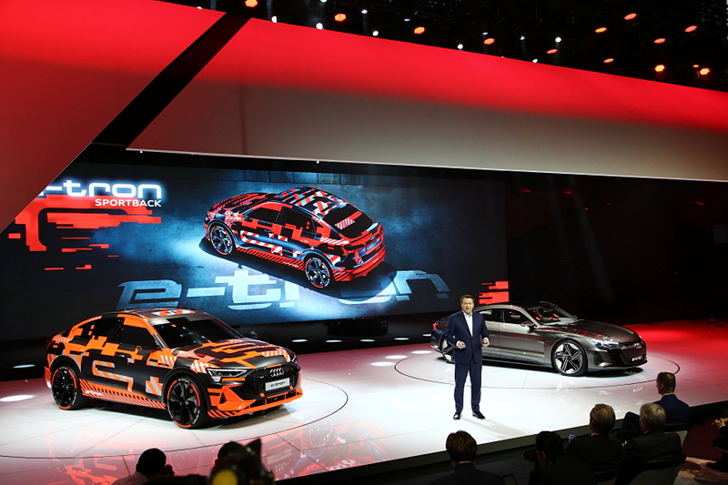 行なわれたプレスカンファレンスで「e-tron Sportback」「e-tron GT コンセプト」がアンベールされた