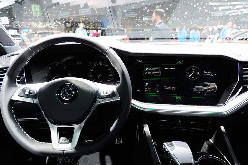 コクピットには、巨大な表示装置が並ぶ