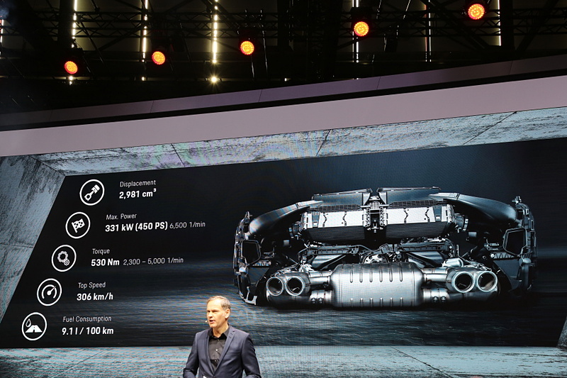 プレスカンファレンスでは、ポルシェAG 代表取締役社長 オリバー・ブルーメ氏がプレゼンを行なった