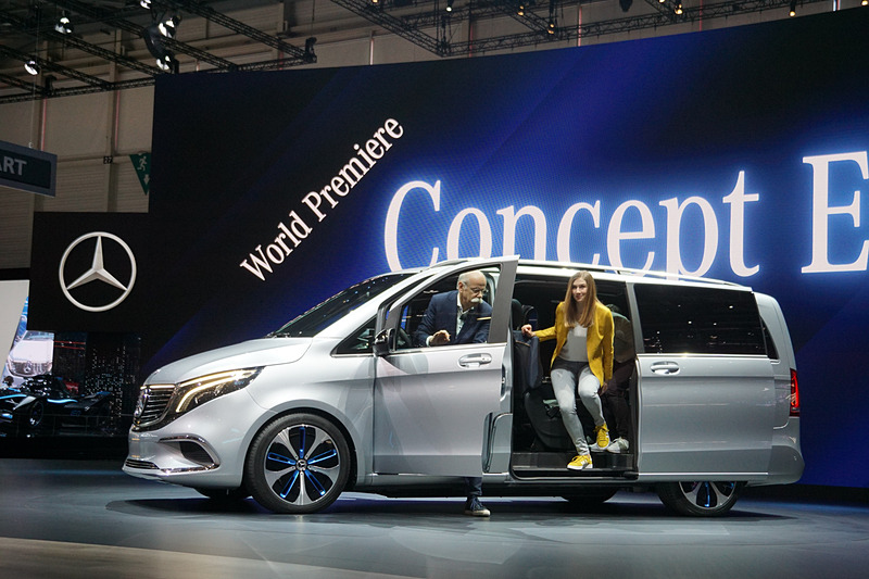 ダイムラー 会長のディーター・ツェッチェ氏らを乗せて登場