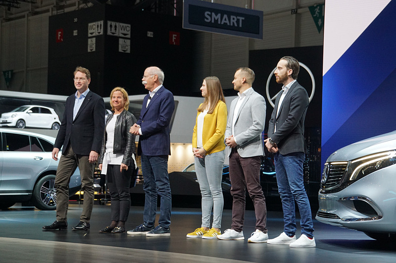 ダイムラー 会長のディーター・ツェッチェ氏らを乗せて登場