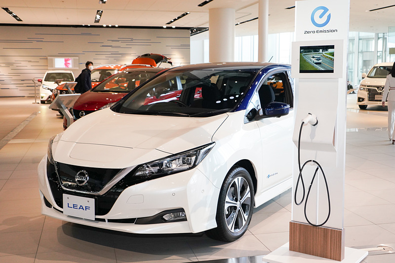 リーフと充電コンセントの展示