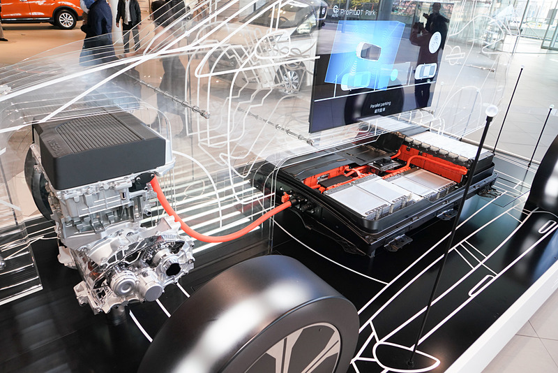 EVの内部構造を解説するモックアップ