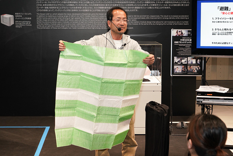 今回は入手性を考えてレジャーシートをフル活用する