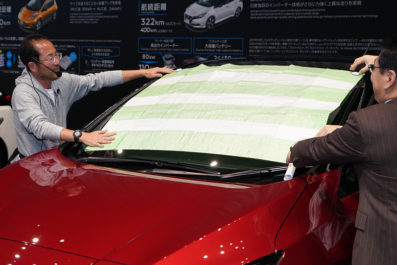 車体外側に、上はマグネットで固定し、下をワイパーで押さえる方法が手軽。ただし、盗難のリスクがある