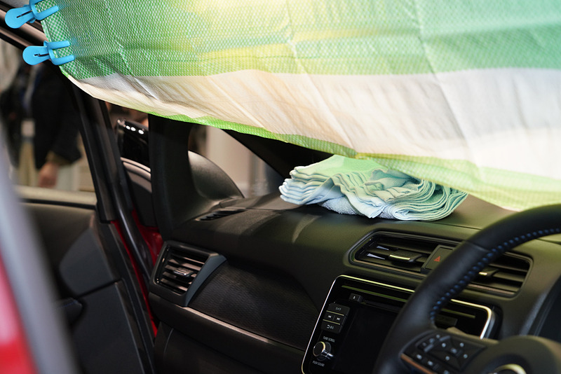 ダッシュボード上ではタオルなどを丸めて押さえる