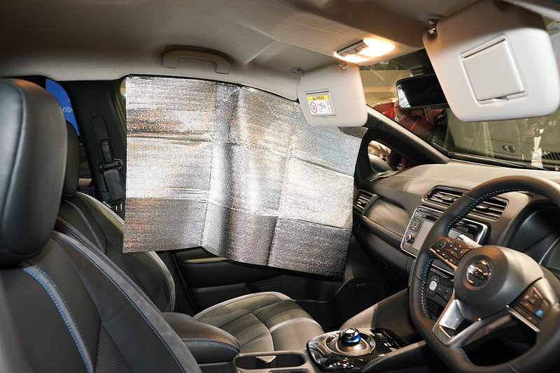 サイドウィンドウを内側から見たところ。断熱シートを使ったので遮光は完璧