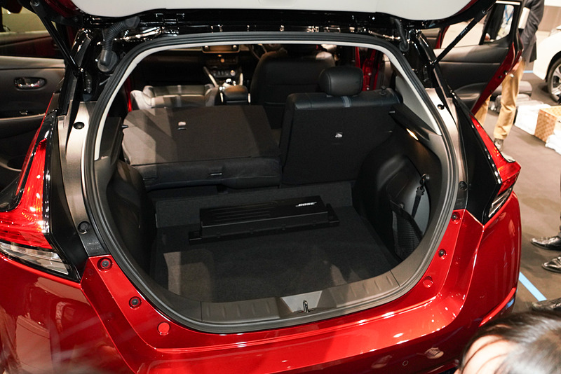 ヘッドレストを外してシートをすべて倒す