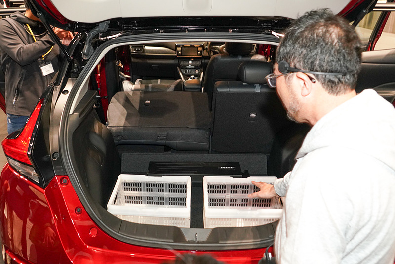 カゴを置いて高低差をなくす。これは荷物入れとしても便利