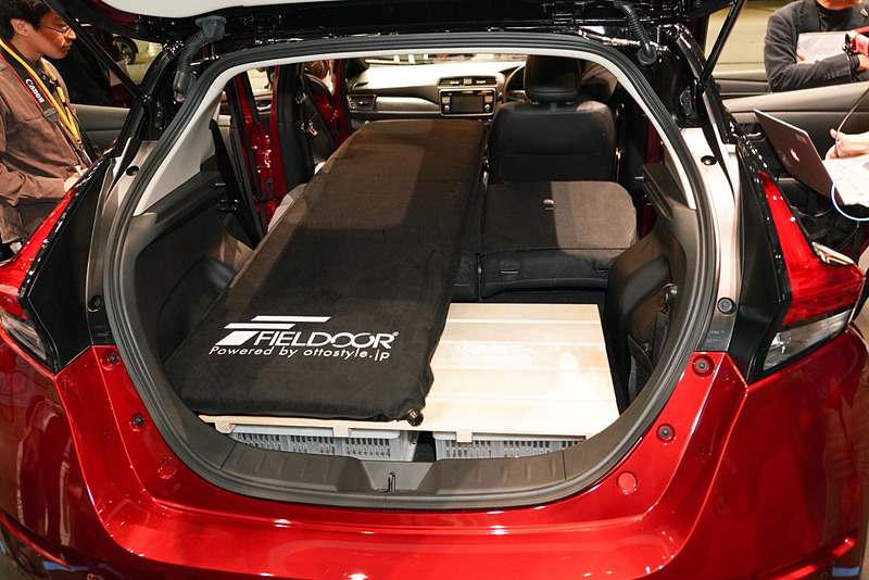 その上にマットを敷く