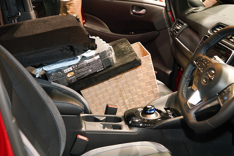 前席にはカゴやマット、タオルなどを置いて高さを合わせる