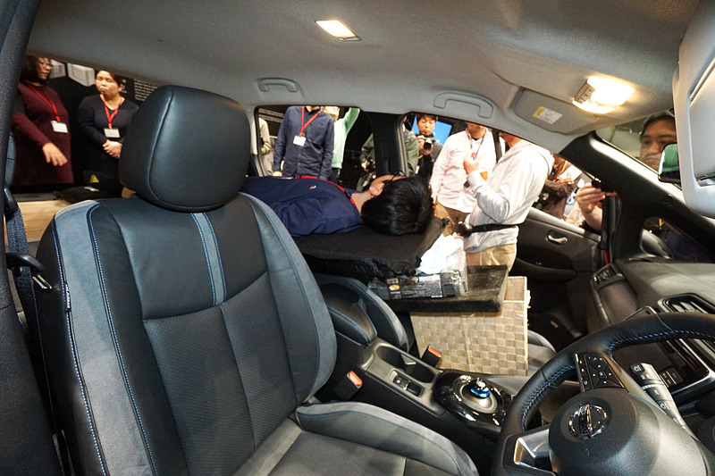 車内を運転席側から見た様子