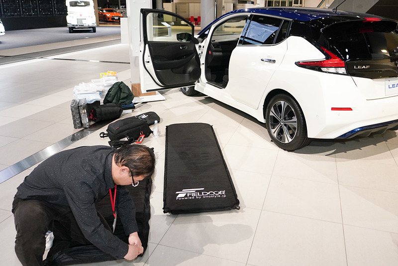 先にエアーマットのバルブを緩めて放置