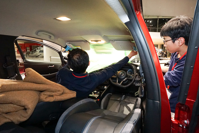 ファミリーは助け合って作業