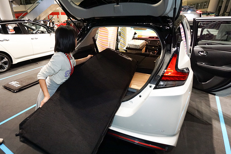 マットを車内に投入するのはリアハッチから